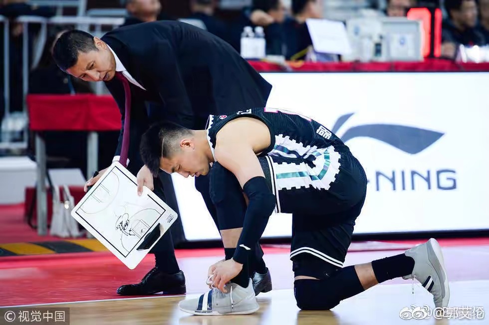 易建联，郭艾伦在CBA联赛中穿自己代言的鞋子，为姚主席点赞