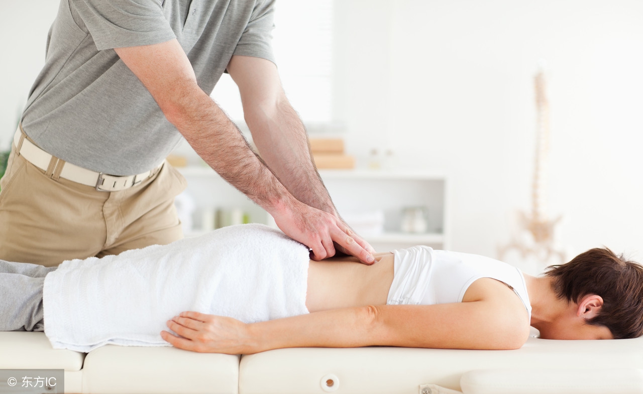 「父母问答」抚摸孩子哪些部位可以化解情绪?