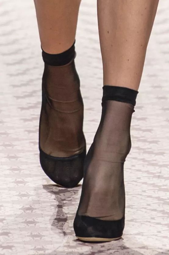 袜子怎样搭配才够舒适够时尚,袜子时尚搭配