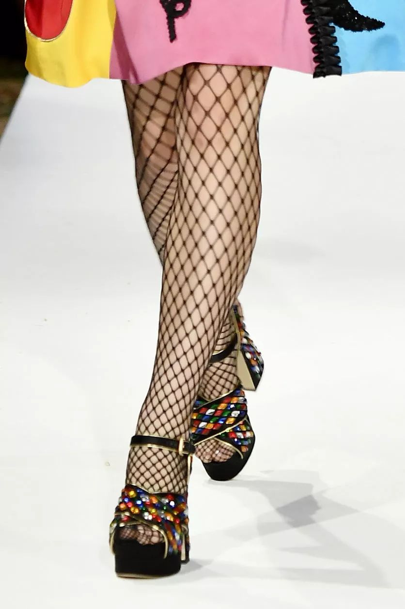 袜子怎样搭配才够舒适够时尚,袜子时尚搭配