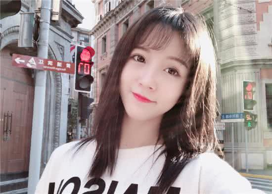 人红是非多!莉哥曝不雅视频遭高管*规则潜**,网友细节对比辟除谣言