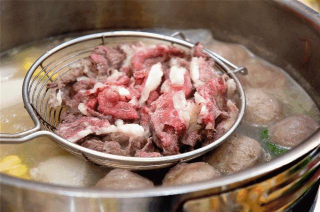 排队上千人的火锅店,单日排队8万人的火锅