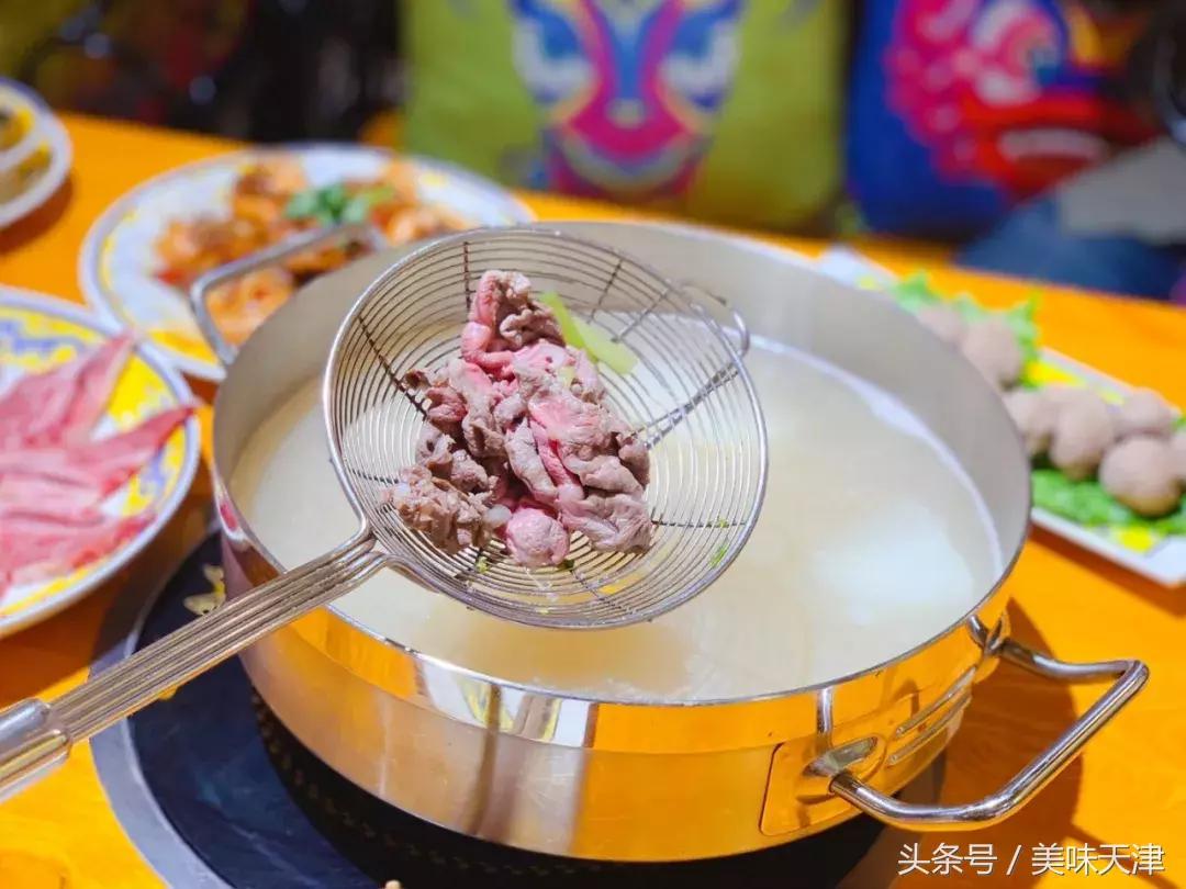 排队上千人的火锅店,单日排队8万人的火锅