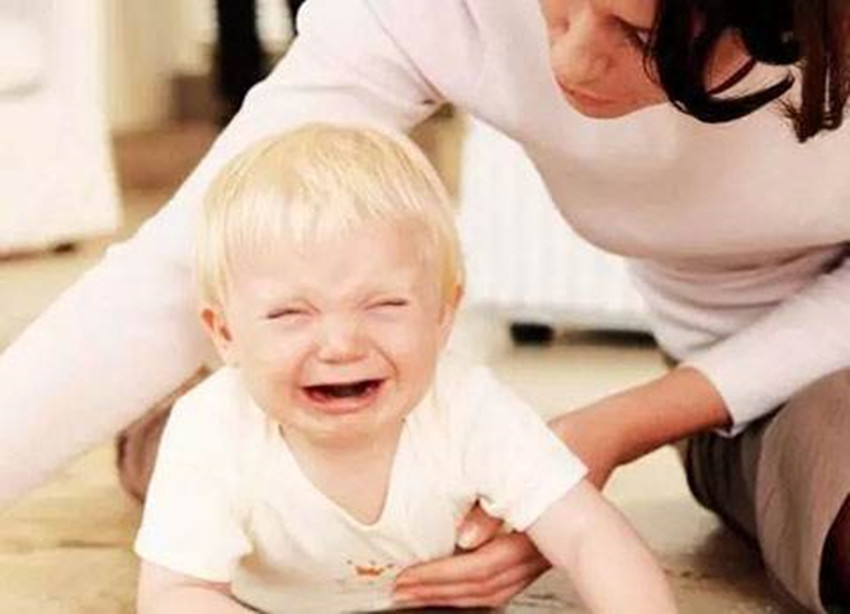 宝宝不小心摔跤了大人怎么做正确,宝宝不小心摔倒了擦什么药