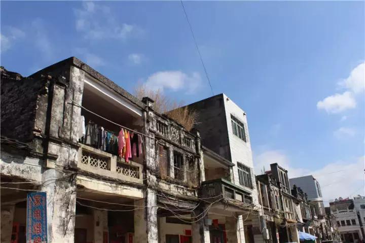 一座悬崖一所房子,一座悬崖上的城市