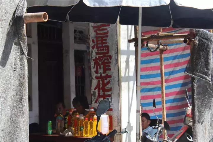 一座悬崖一所房子,一座悬崖上的城市