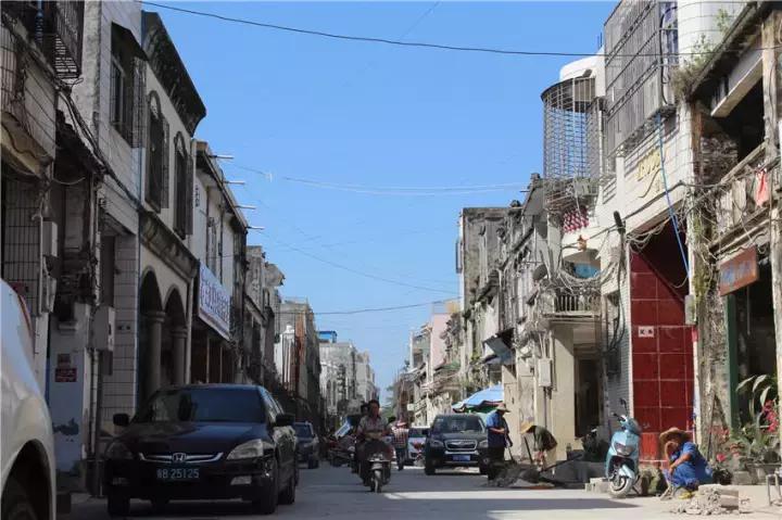 一座悬崖一所房子,一座悬崖上的城市