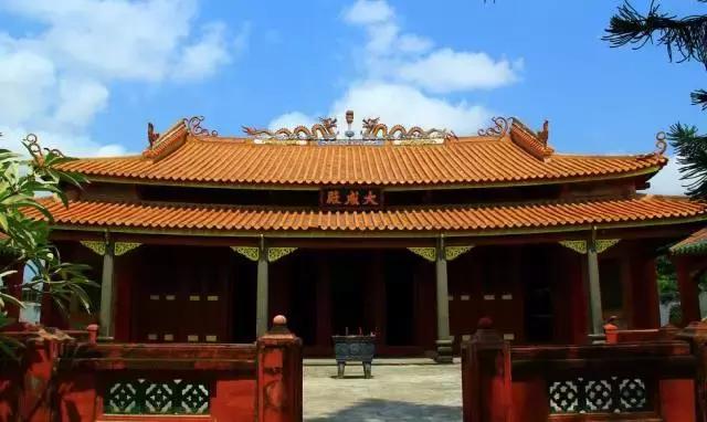 一座悬崖一所房子,一座悬崖上的城市