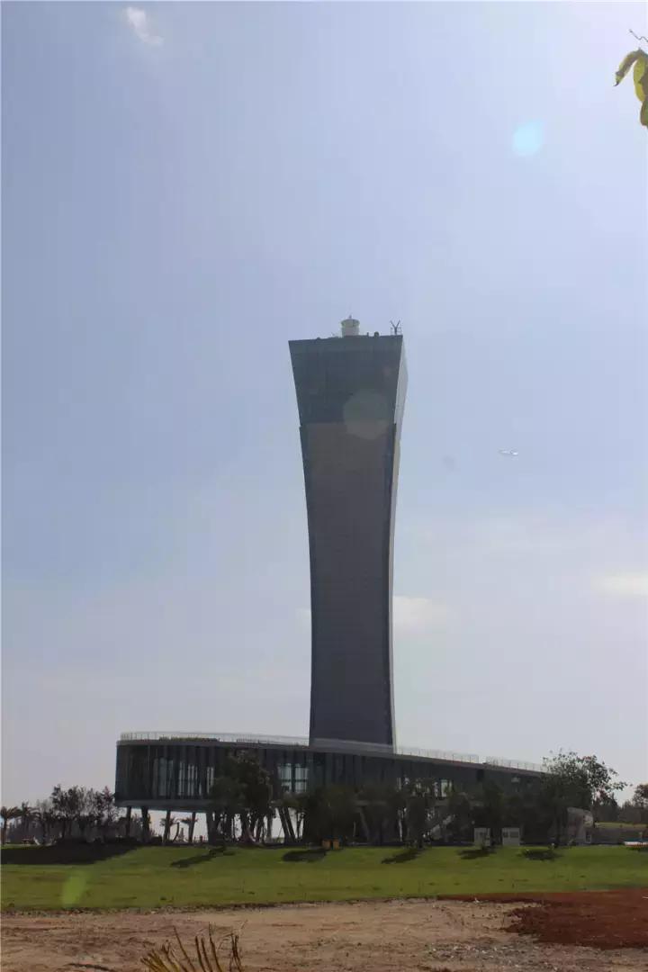 一座悬崖一所房子,一座悬崖上的城市