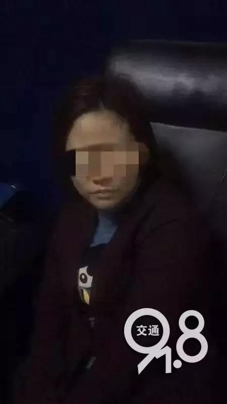 年轻女子走路扭捏，原来是在裤裆藏了这个！民警火眼金睛识破