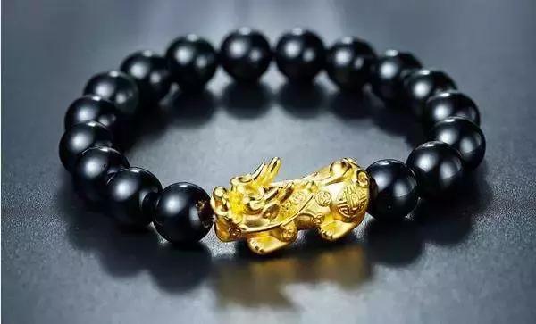 黄金貔貅手链的正确戴法,黄金貔貅配玛瑙的戴法
