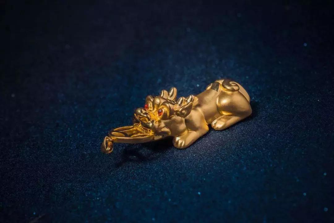 黄金貔貅手链的正确戴法,黄金貔貅配玛瑙的戴法