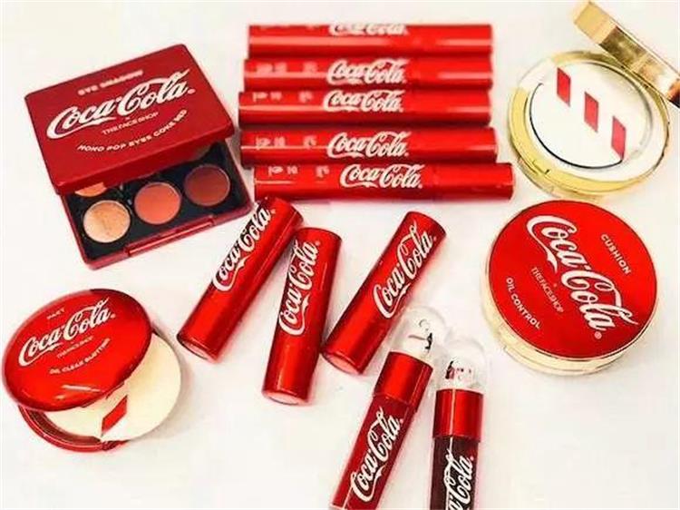 可口可乐打进彩妆行业?网友:口红是可乐味儿吗?