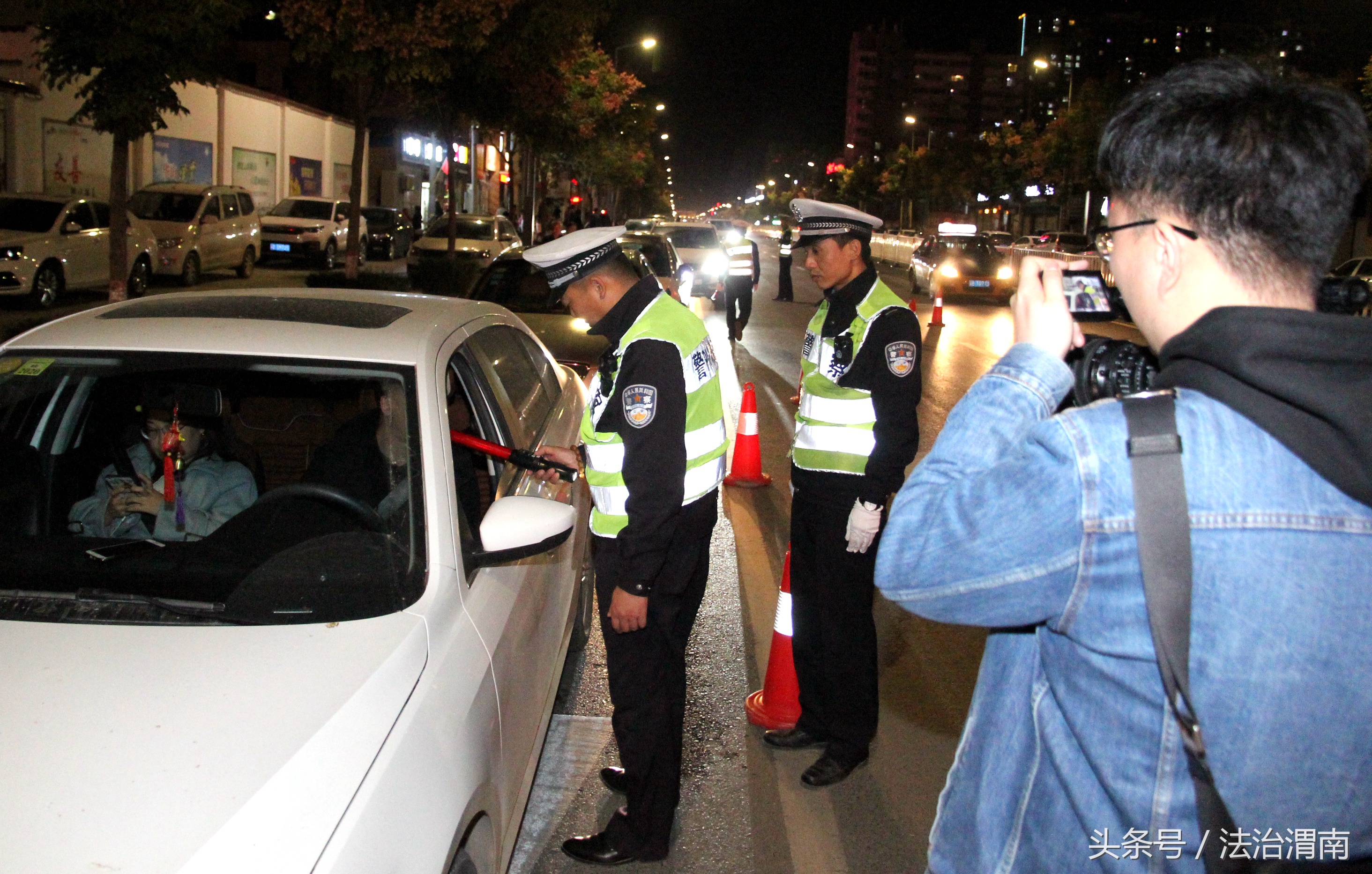 交警开展酒驾醉驾夜查统一行动,全警保平安交警严查酒驾违法行为