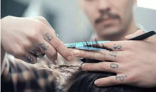 留学生有一种无法言说的「痛」叫做:“我在国外剪了个头发”