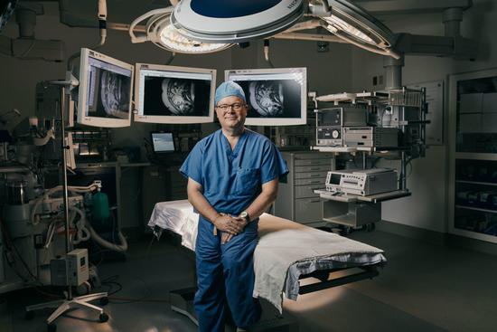 这位医生能给没出生的胎儿做手术甚至能修复脊柱
