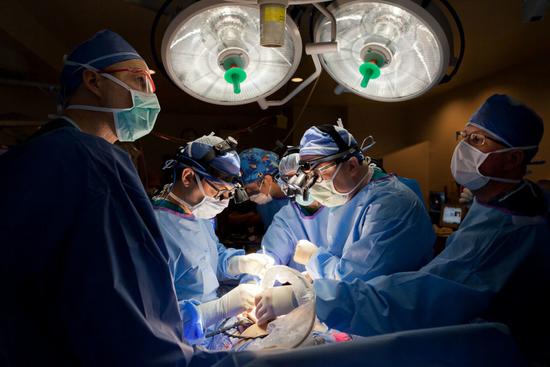 这位医生能给没出生的胎儿做手术甚至能修复脊柱