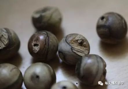 每天懂点沉香,真正的沉香手串教您怎样鉴别