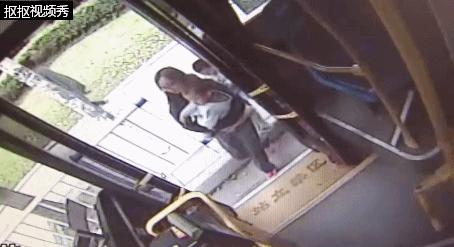 两岁小孩叼着奶瓶能睡着正常吗,两岁孩子叼着奶嘴离家出走