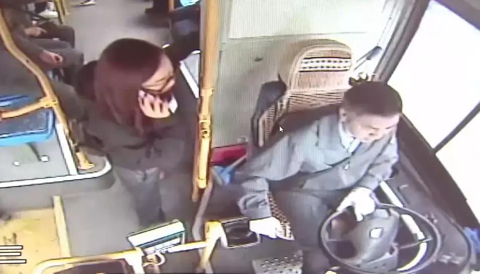 两岁小孩叼着奶瓶能睡着正常吗,两岁孩子叼着奶嘴离家出走