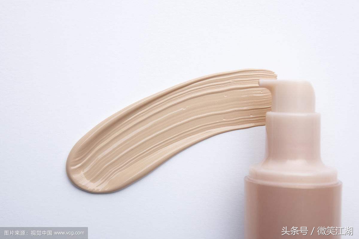 化妆时用气垫还是粉底液,化妆教程粉底粉饼选哪个