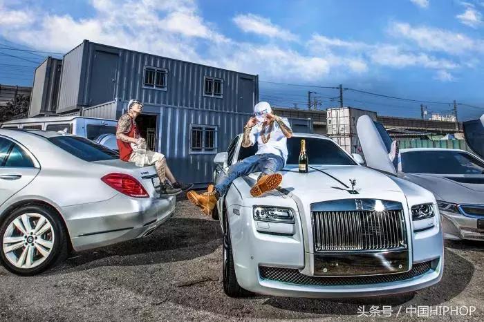 花臂纹身唱歌男,花臂纹身图案男霸气线条