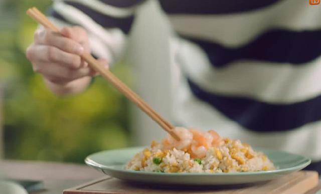 王俊凯的虾仁滑蛋视频,王俊凯虾仁炒饭片段