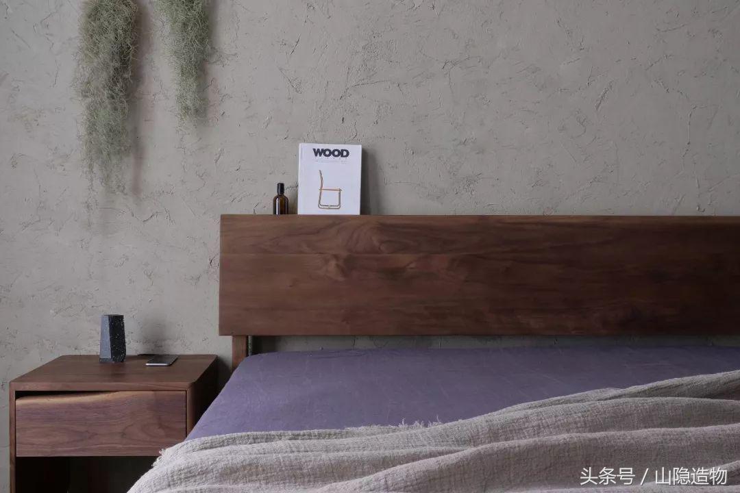 一个卧室一张双人床,一个房间两张实木床照片