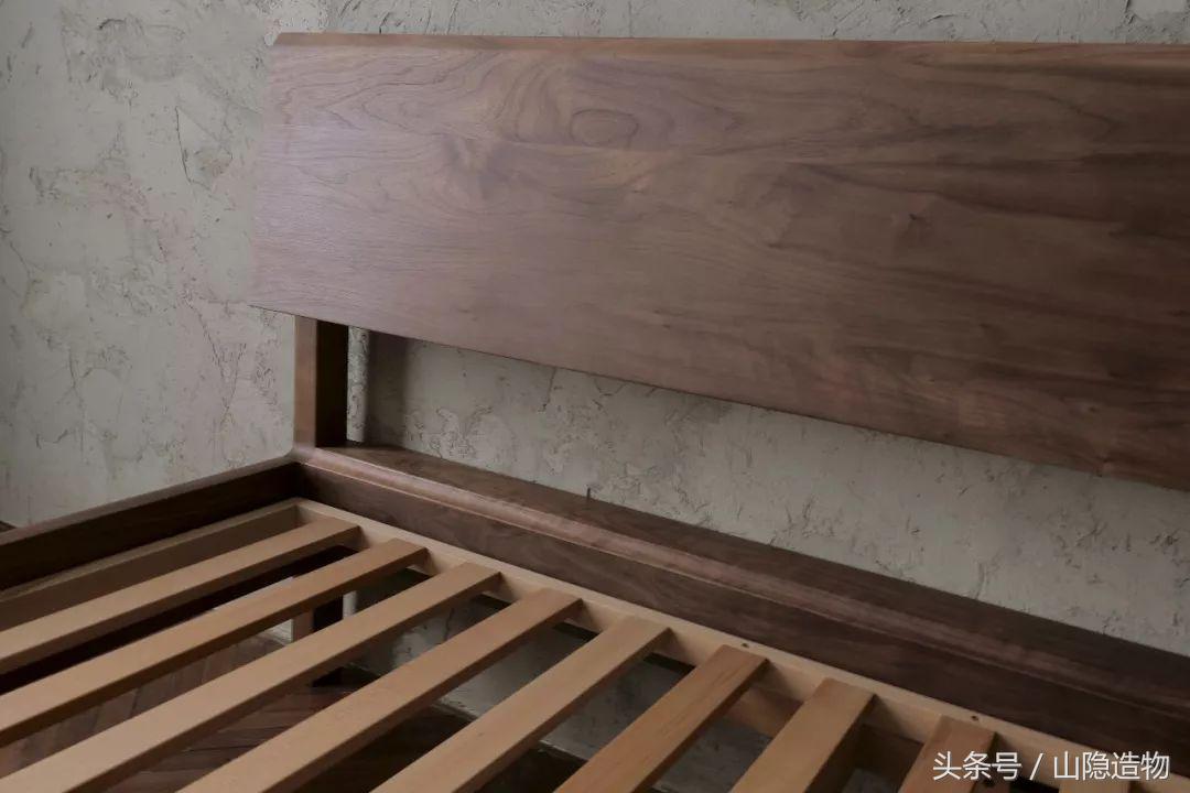 一个卧室一张双人床,一个房间两张实木床照片