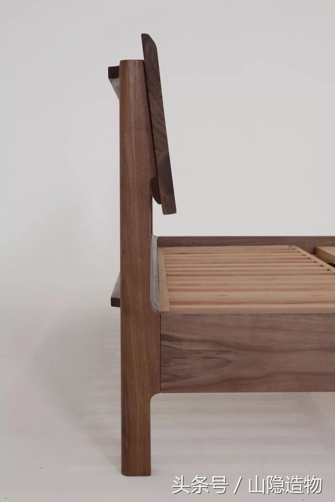 一个卧室一张双人床,一个房间两张实木床照片