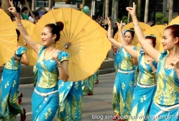 美女云南西双版纳傣族泼水节歌舞,2010西双版纳傣族万人泼水节