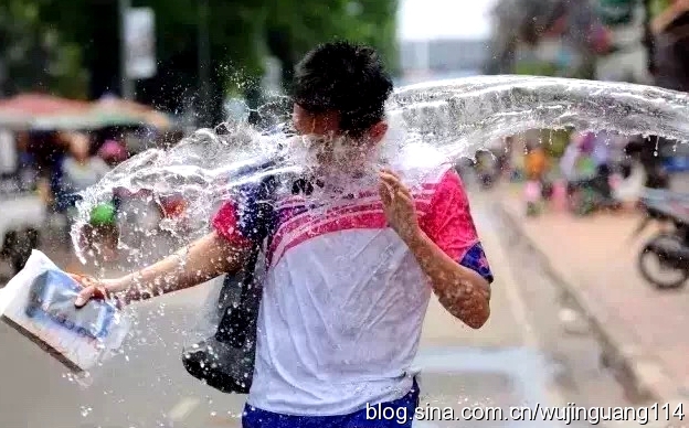 美女云南西双版纳傣族泼水节歌舞,2010西双版纳傣族万人泼水节