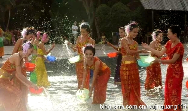 美女云南西双版纳傣族泼水节歌舞,2010西双版纳傣族万人泼水节