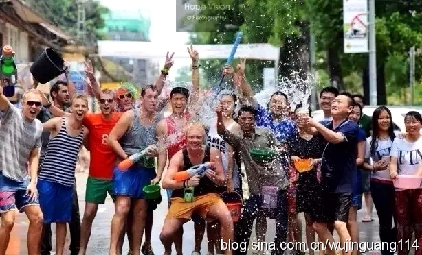 美女云南西双版纳傣族泼水节歌舞,2010西双版纳傣族万人泼水节