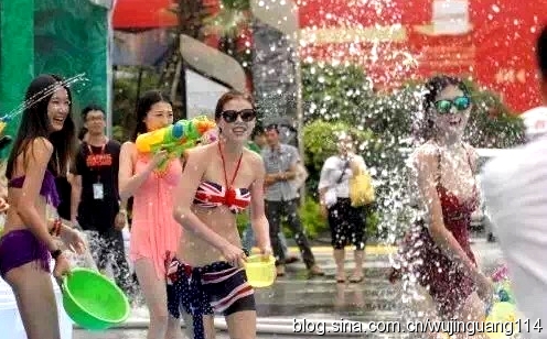 美女云南西双版纳傣族泼水节歌舞,2010西双版纳傣族万人泼水节