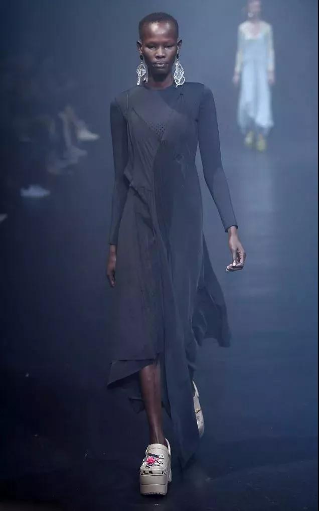 蒂芙尼鞋值多少钱,蒂芙尼900元