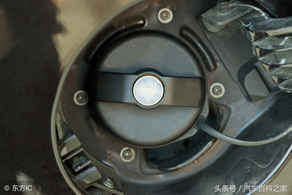 加完油车内汽油味重原因分析,坐在车内闻到汽油味是什么原因