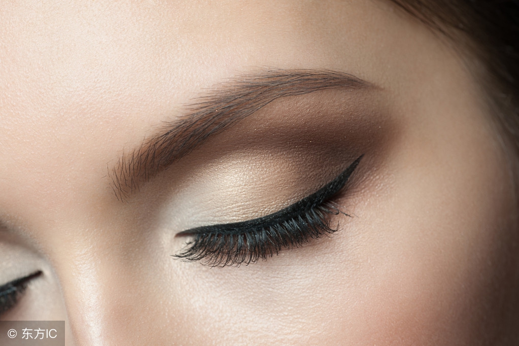 化妆教程先夹睫毛还是先画眼影,只画眼影不画眼线和睫毛可以吗