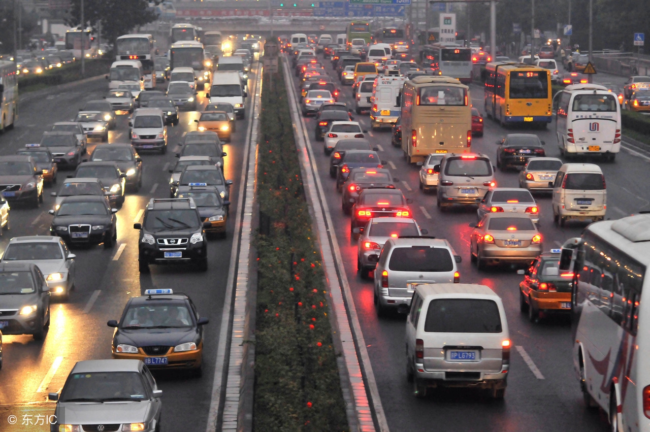 桑塔纳油表灯亮了还能跑多少公里,汽车油表灯亮了还能跑多少公里