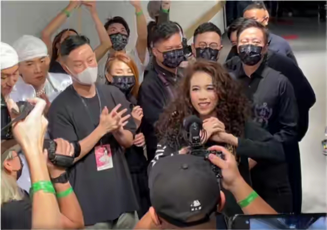 因穿辱华品牌衣服，莫文蔚本人道歉后，为何仍有网友不买账？