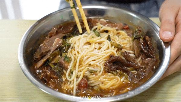 藏在水库的“阿姨街”，人均20块胖成猪