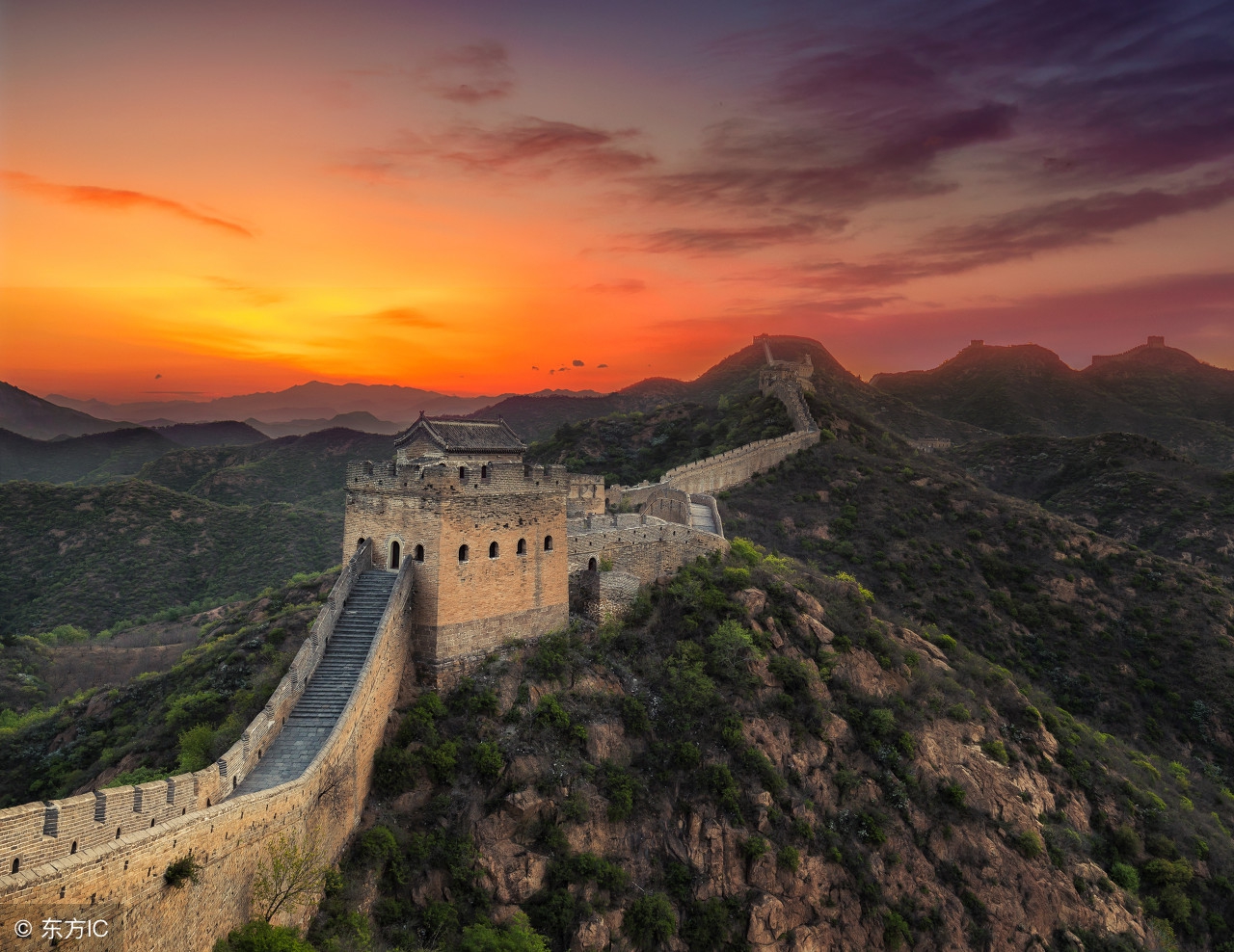 万里长城是由多少人建设起来的,万里长城修建在哪座山