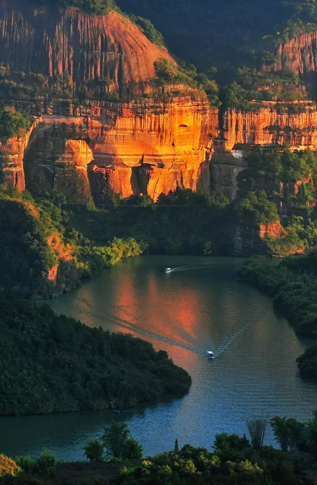 丹霞山震撼,丹霞山看着风景美如画