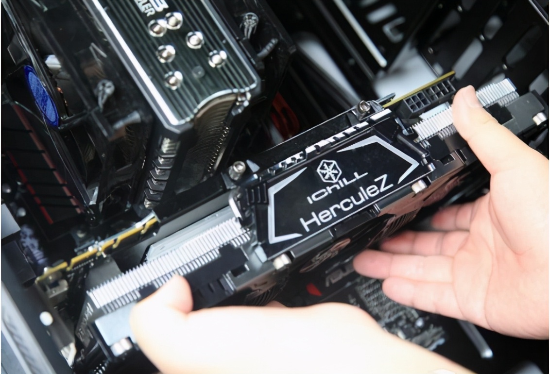 电脑开机显示器不亮要重启才显示,电脑开机不会滴一声显示器没反应