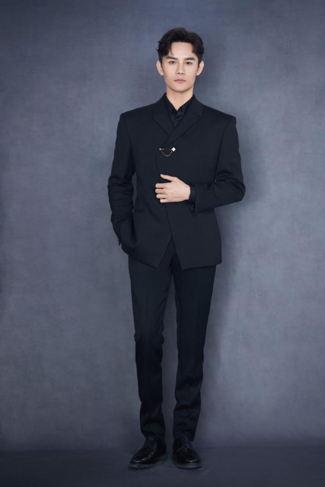 魅力挡不住王凯简约穿搭尽显清爽,王凯简单白色t恤穿出少年感