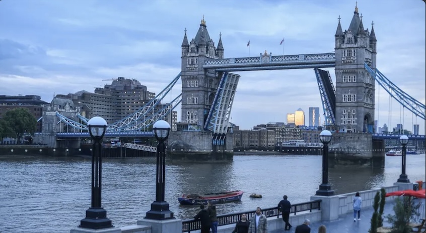 伦敦塔桥被卡住,伦敦塔桥被卡在空中