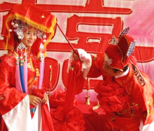 坐富贵、交杯酒,现代很多迎亲礼仪,竟能在宋明清婚礼中见到