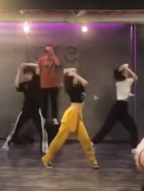 汪峰女儿小苹果跳舞视频,汪峰大女儿露脐热舞