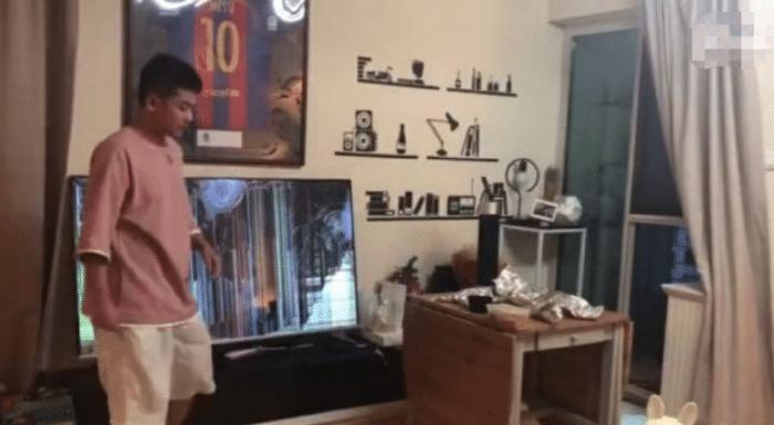 苏醒踢足球快乐再出发,苏醒砸电视机看球是哪场比赛