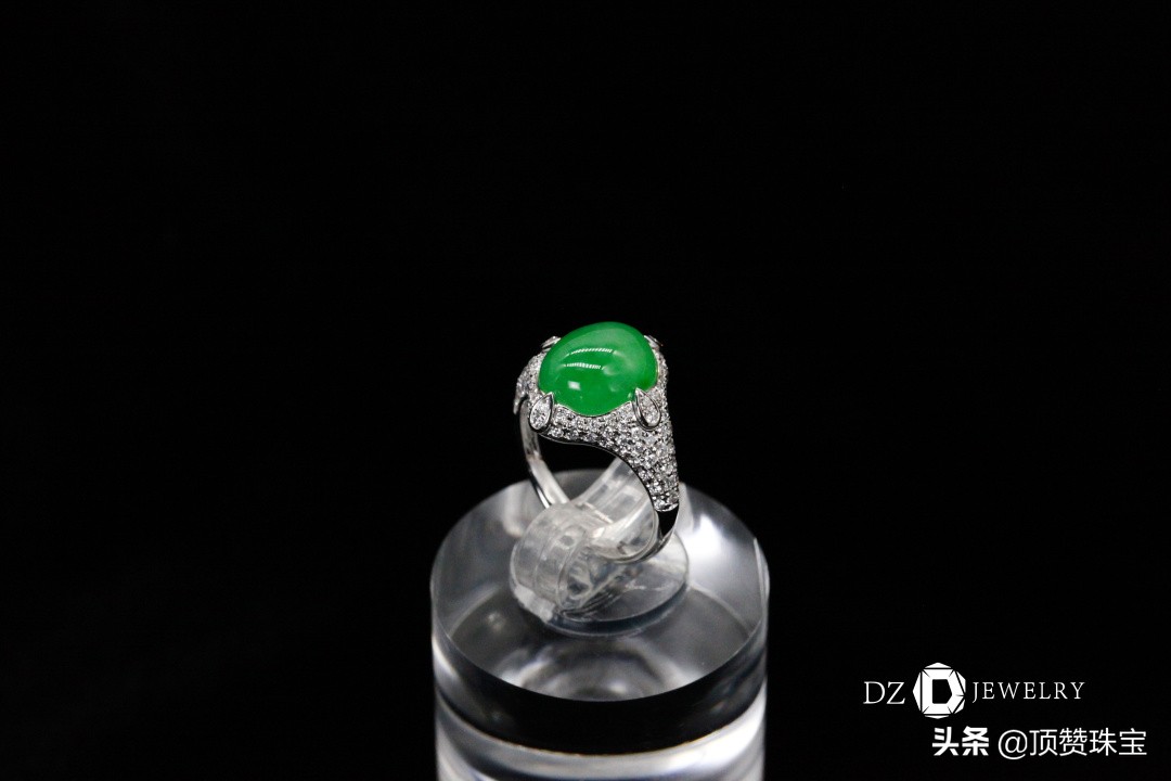 椭圆翡翠蛋面镶嵌戒指简单款式,绿色翡翠蛋面镶嵌戒指的图片